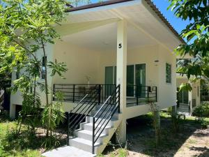 Tòa nhà nơi biệt thự tọa lạc