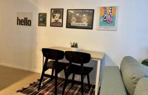 Χώρος καθιστικού στο Retro Mania Brisbane CBD Sleeps 6 Car park included