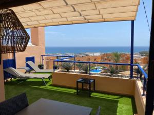 a balcony with a view of the ocean at Casa con vista al mar in La Marina de la Torre