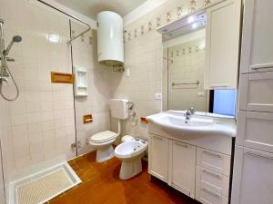 Ένα μπάνιο στο Apartment in Caorle near Sea Beach +26 φωτογραφίες