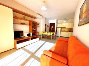 Μια τηλεόραση ή/και κέντρο ψυχαγωγίας στο Apartment in Caorle near Beach and Pool