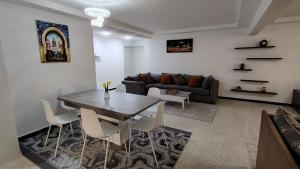 un salon avec une table et un canapé dans l'établissement Spacious Apartment in the heart of downtown Fez, à Fès