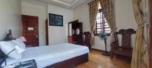 a bedroom with a large bed and a window at Melody Riverside Homestay in Thôn Trường Giang