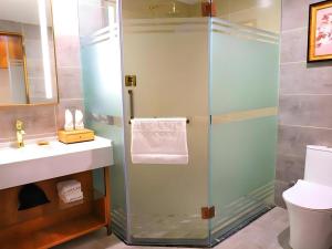 Koupelna v ubytování James Joyce Coffetel Guangyuan High-Speed Railway Station Dongba Municipal Government + 263 fotografií