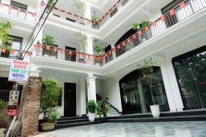 Vũ LâmにあるMadam Seven Tam Cocの前に看板がある白い建物