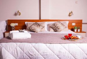 A bed or beds in a room at Hotel Ares Milano
