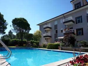 圣玛格丽塔波尔勒港Apartment in Caorle near Adriatic Beach的建筑物前的游泳池