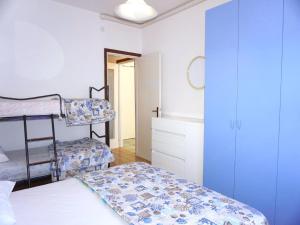 圣玛格丽塔波尔勒港Apartment in Caorle near Adriatic Beach的一间带两张双层床的卧室和一间浴室 更多20张照片