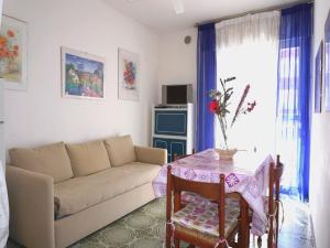 圣玛格丽塔波尔勒港Apartment in Caorle near Adriatic Beach的客厅里有一张沙发和一张桌子。