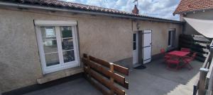 een balkon van een huis met een tafel en een patio bij La ville haute in Chauvigny +17 foto's