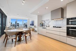 Η κουζίνα ή μικρή κουζίνα στο Luxury High Floor Oceanview Dream Home in Paradise