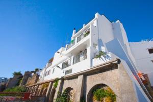 un bâtiment blanc avec un ciel bleu en arrière-plan dans l'établissement Kasbah Rose, à Tanger