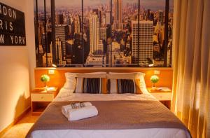 A bed or beds in a room at Hotel Ares Milano