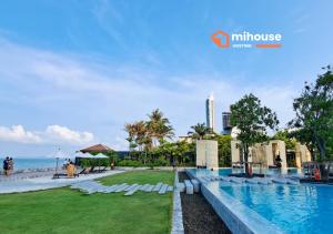 een resort met een zwembad en een strand bij veranda Residence in Na Jomtien