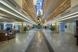 una hall vuota di un centro commerciale con un grande soffitto di Crystal Tat Beach Golf Resort & Spa - Ultimate All Inclusive a Belek Altre 147 foto