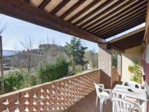 a patio with a table and chairs and a wooden pergola at Apartment near Donatello Sculpture in Citerna