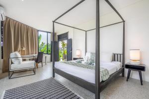 Ένα ή περισσότερα κρεβάτια σε δωμάτιο στο Master Suite in Prime Canggu Pool Villa overlooking rice fields +138 φωτογραφίες