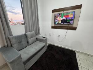 TV a/nebo společenská místnost v ubytování Apt12 Bem localizado 1 min Rodoviária de Petrolina