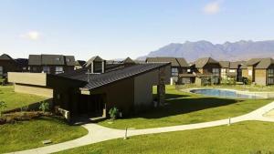 a house with a yard with a swimming pool at Departamento Costa Pucon in Pucón