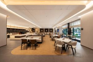 Un restaurante u otro lugar para comer en Atour X Hotel Xintang South Station Zengcheng District