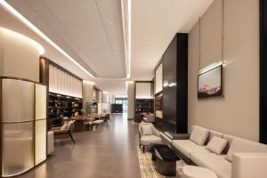 Una televisión o centro de entretenimiento en Atour X Hotel Xintang South Station Zengcheng District