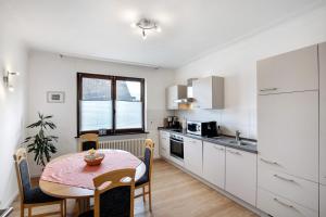 Una cocina con una mesa y un comedor. en Ferienwohnung mit Garten, en Andernach