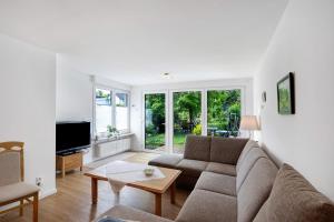 una sala de estar con un sofá y una mesa en Ferienwohnung mit Garten, en Andernach