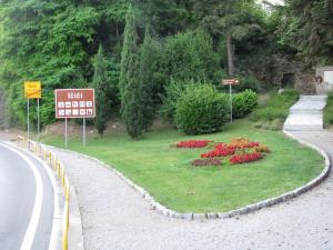 a sign on the side of a road with flowers at Apartment Sea Garden in Ičići