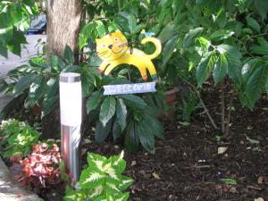 a sign that says welcome in a garden at Apartment Sea Garden in Ičići