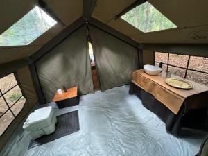 Postel nebo postele na pokoji v ubytování Kumana Under Canvas + 36 fotografií