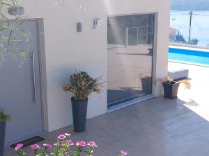 ニドリにあるVilla Ninemiaの花が飾られた引き戸のある部屋