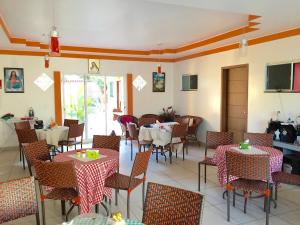 un ristorante con tavoli e sedie in una stanza di Pousada Corazao Sagradao ad Abadiânia