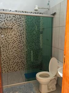 un bagno con wc e doccia in vetro di Pousada Corazao Sagradao ad Abadiânia Altre 18 foto