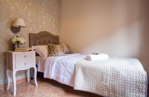 A bed or beds in a room at Hotel Ares Milano