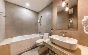 ein Badezimmer mit Badewanne, Toilette und Waschbecken in der Unterkunft Daejeon Namoo Hotel in Daejeon + 231 Fotos