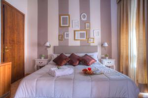 A bed or beds in a room at Hotel Ares Milano