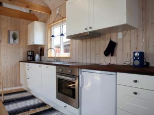 Dapur atau dapur kecil di 4 person holiday home in Karrebæksminde-By Traum