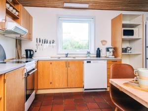 Η κουζίνα ή μικρή κουζίνα στο 8 person holiday home in Odder
