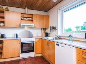Η κουζίνα ή μικρή κουζίνα στο 8 person holiday home in Odder