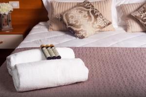 A bed or beds in a room at Hotel Ares Milano