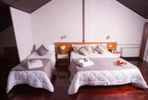 A bed or beds in a room at Hotel Ares Milano