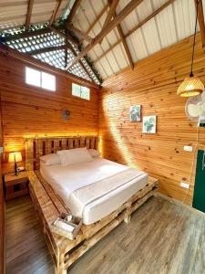 a bedroom with a bed in a wooden room at Alojamiento Rural San José in Cartago +43 photos