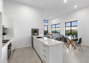 Η κουζίνα ή μικρή κουζίνα στο Khandalla Apartments