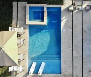 una vista aérea de una piscina con sillas y sombrilla en Fox Garden Luxury Boho Near Downtown & Beach home, en Fort Lauderdale