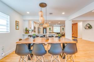 Un comedor con una gran mesa y sillas de madera. en Fox Garden Luxury Boho Near Downtown & Beach home, en Fort Lauderdale