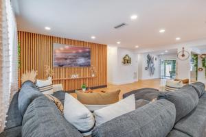 una sala de estar con un gran sofá gris en Fox Garden Luxury Boho Near Downtown & Beach home, en Fort Lauderdale 48 fotos más