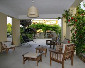 ヴィッラピアーナにあるB&B MeriGio'の木製の椅子とテーブル、植物のあるパティオ