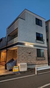 un edificio al costado de una calle en M-1 Tokyo Nishirokugo 203, en Tokio