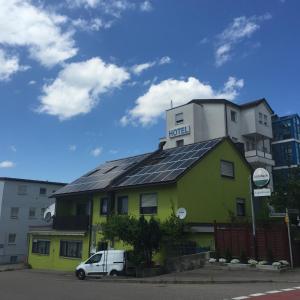 una furgoneta blanca estacionada frente a un hotel en Gasthaus Keglerklause, en Schwieberdingen