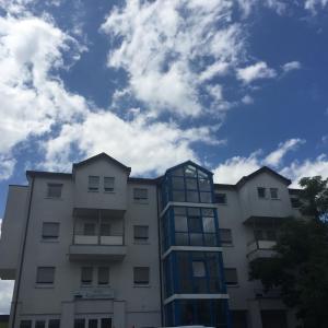 ein weißes Gebäude mit einem Himmel im Hintergrund in der Unterkunft Gasthaus Keglerklause in Schwieberdingen